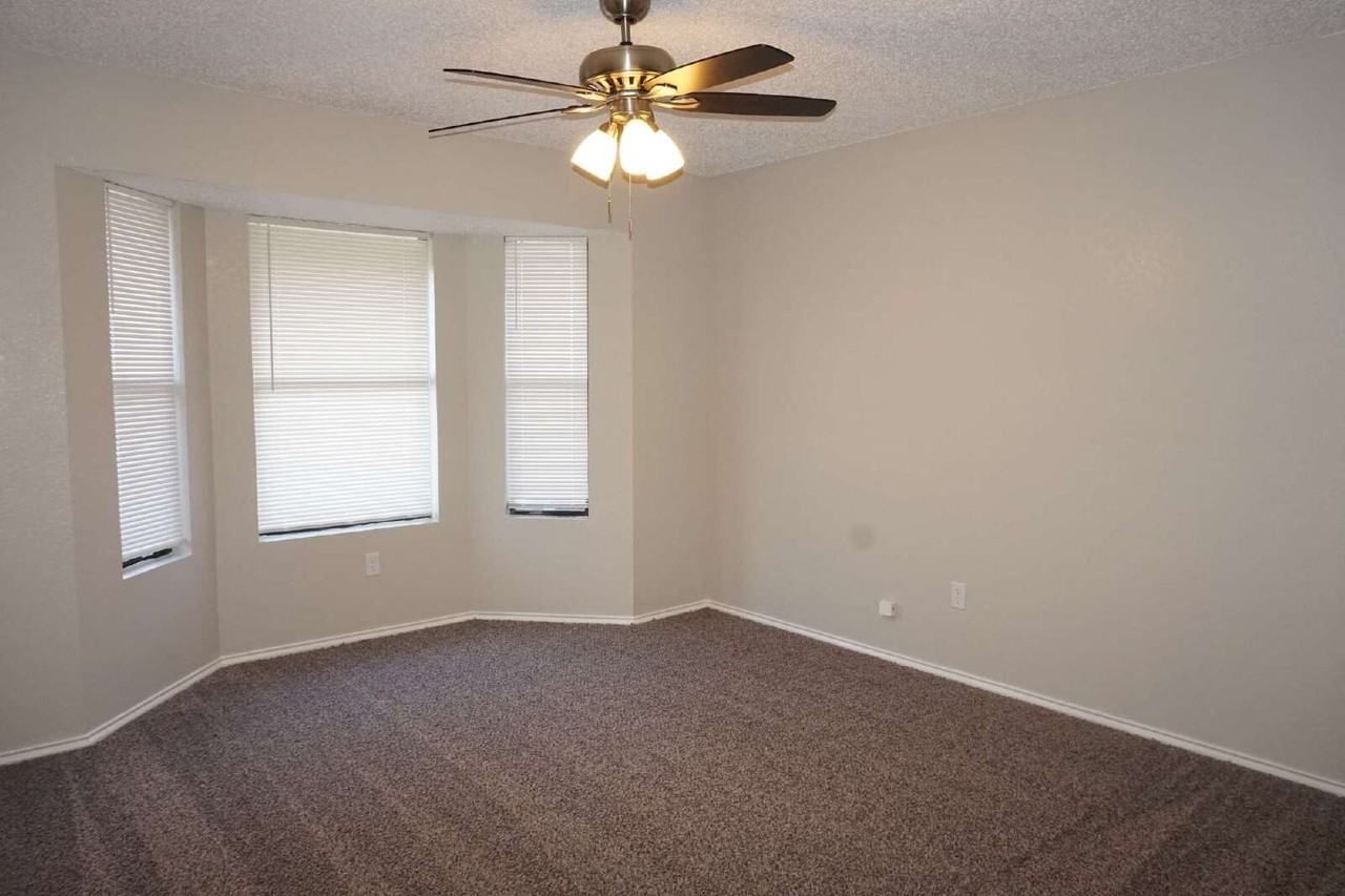 238 Genoa Ave - Photo 5 of 9