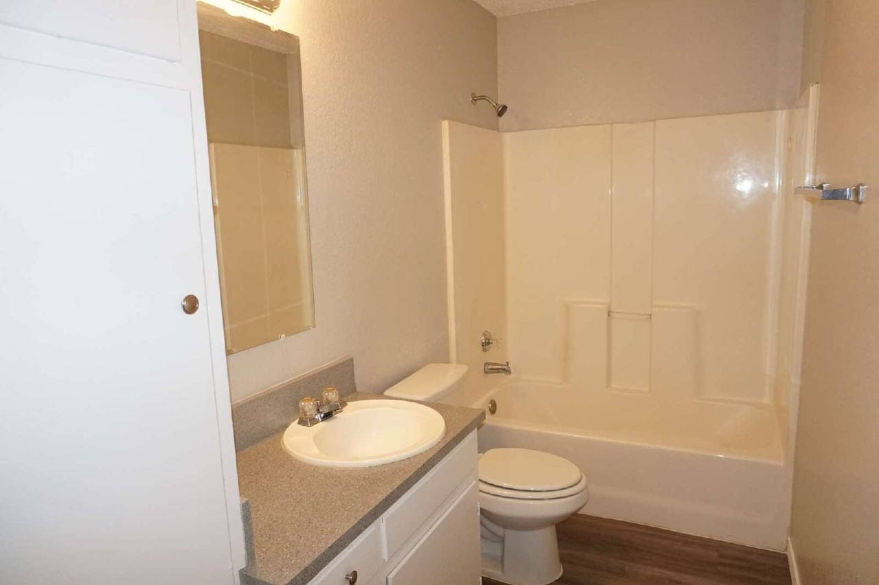 238 Genoa Ave - Photo 6 of 9