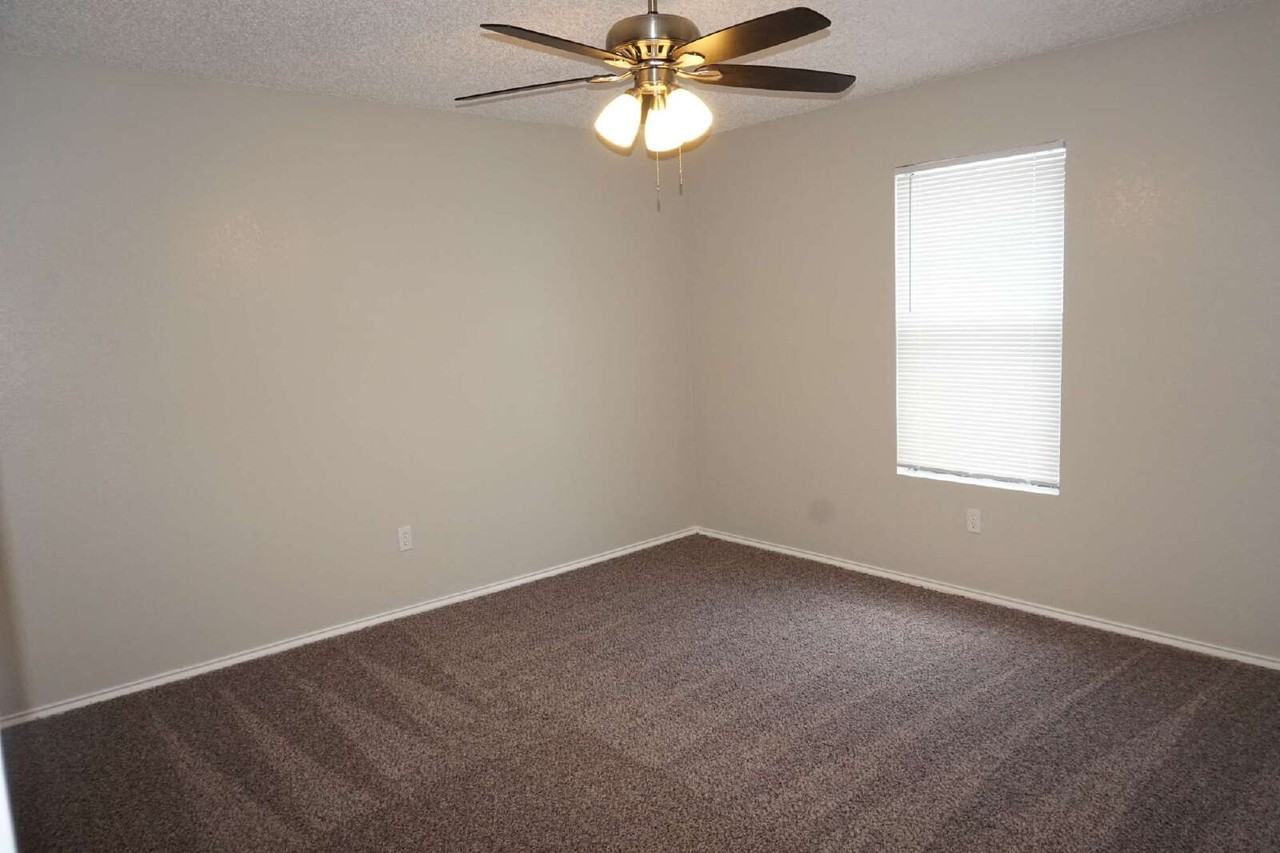 238 Genoa Ave - Photo 7 of 9