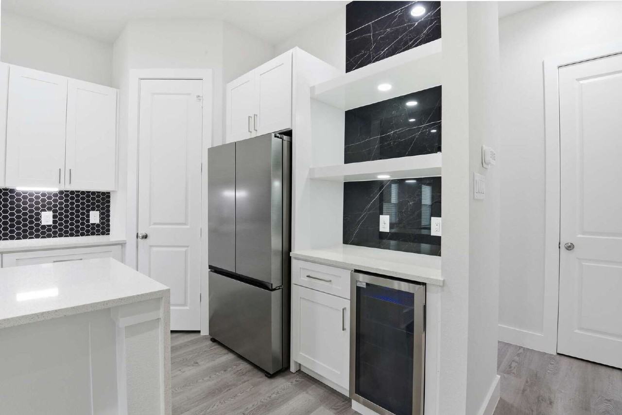 727 South Victory Drive Unit B - Photo 4 of 32