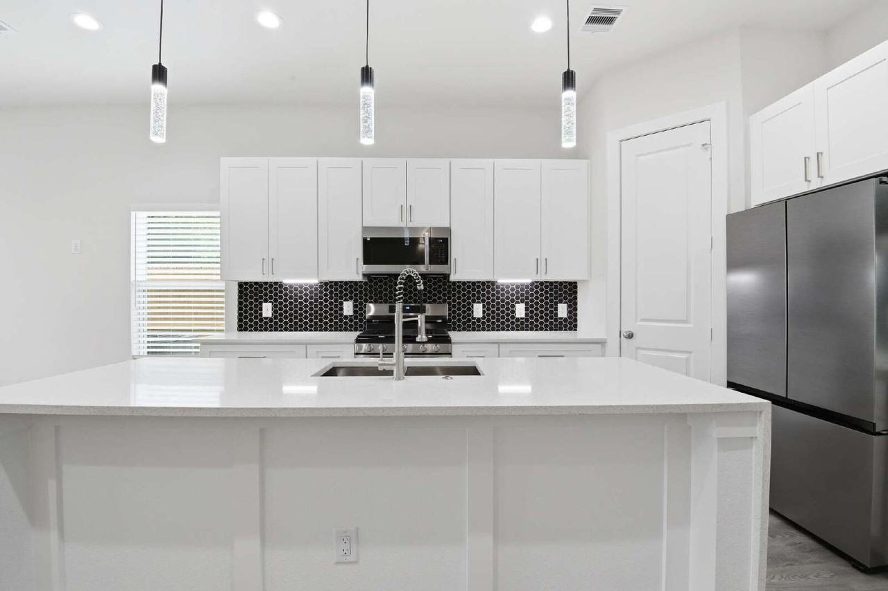 727 South Victory Drive Unit B - Photo 5 of 32