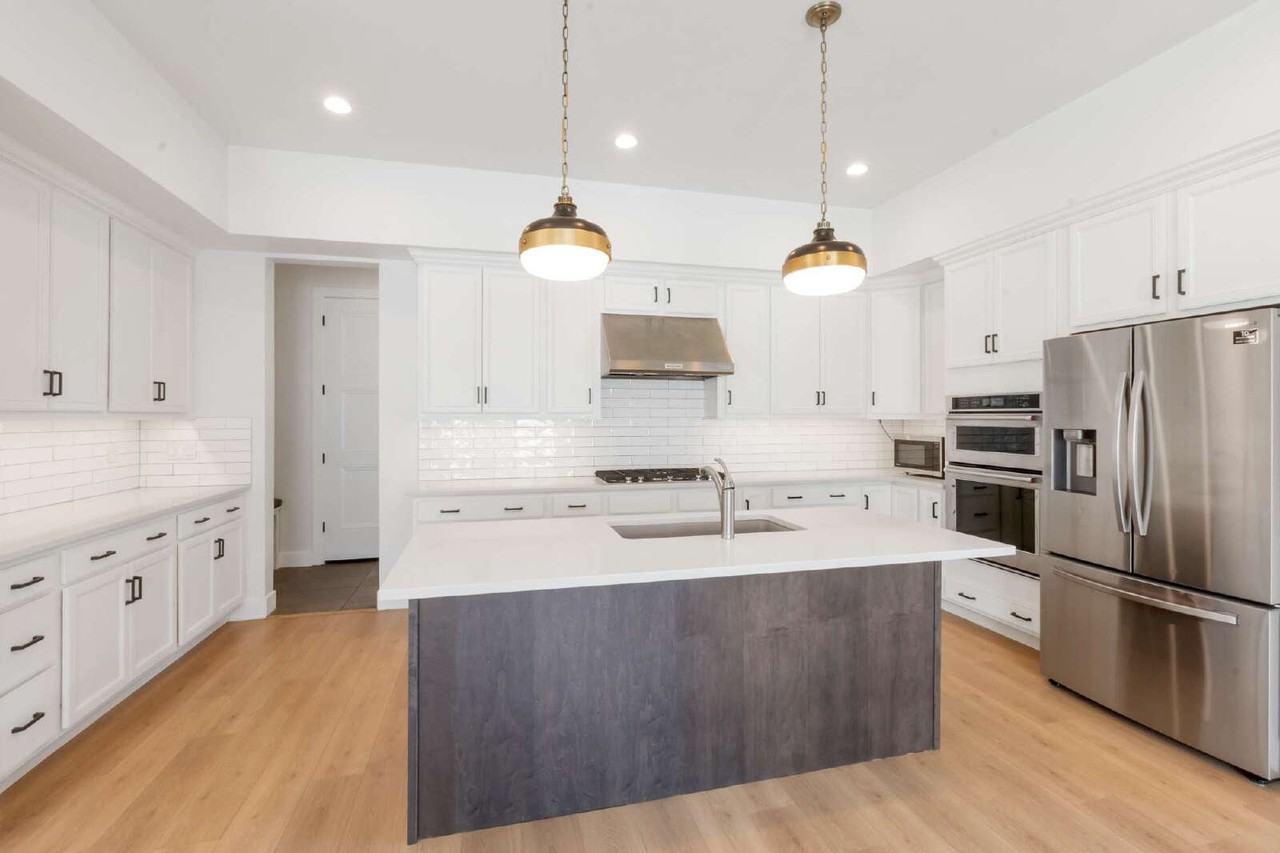 1916 W Oakridge Dr - Photo 6 of 50
