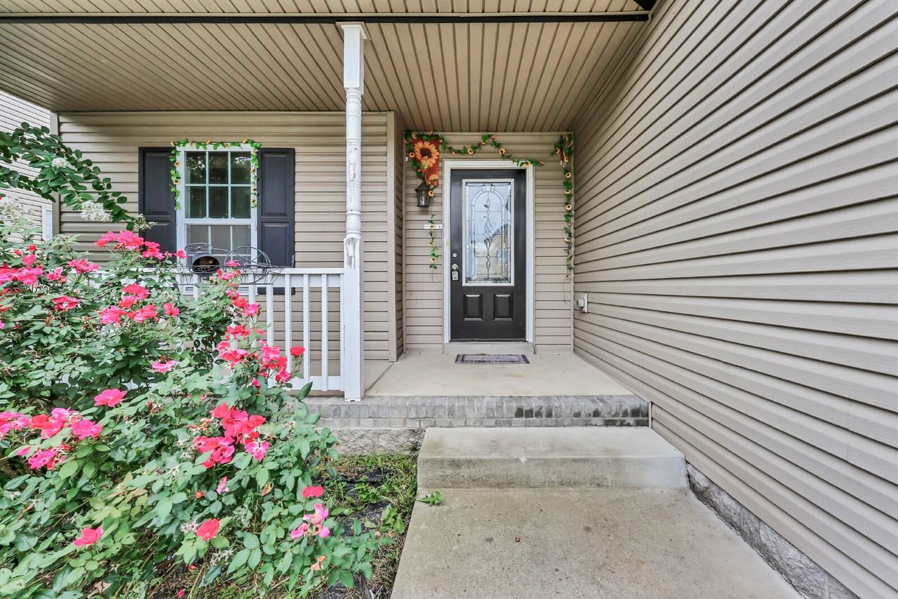 563 Falkland Cir - Photo 3 of 39