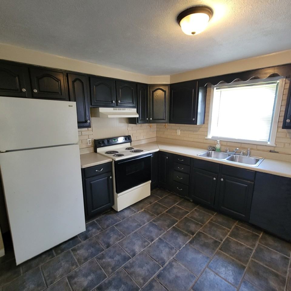 351 S Gray St - Photo 3 of 7