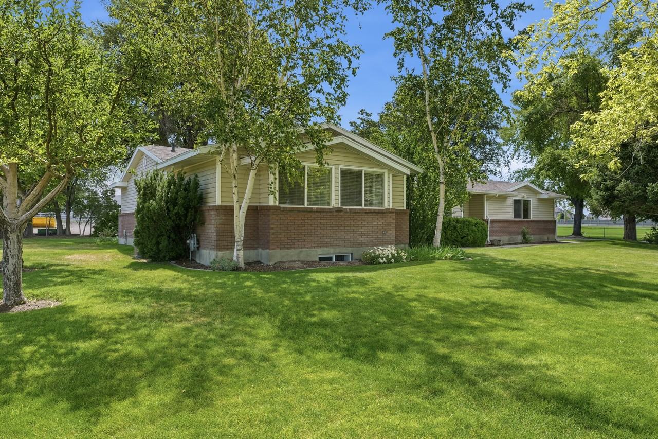 10460 N 6000 W - Photo 3 of 36