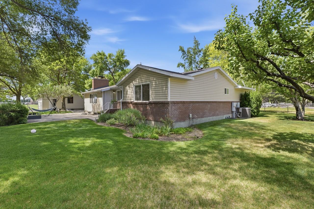 10460 N 6000 W - Photo 5 of 36