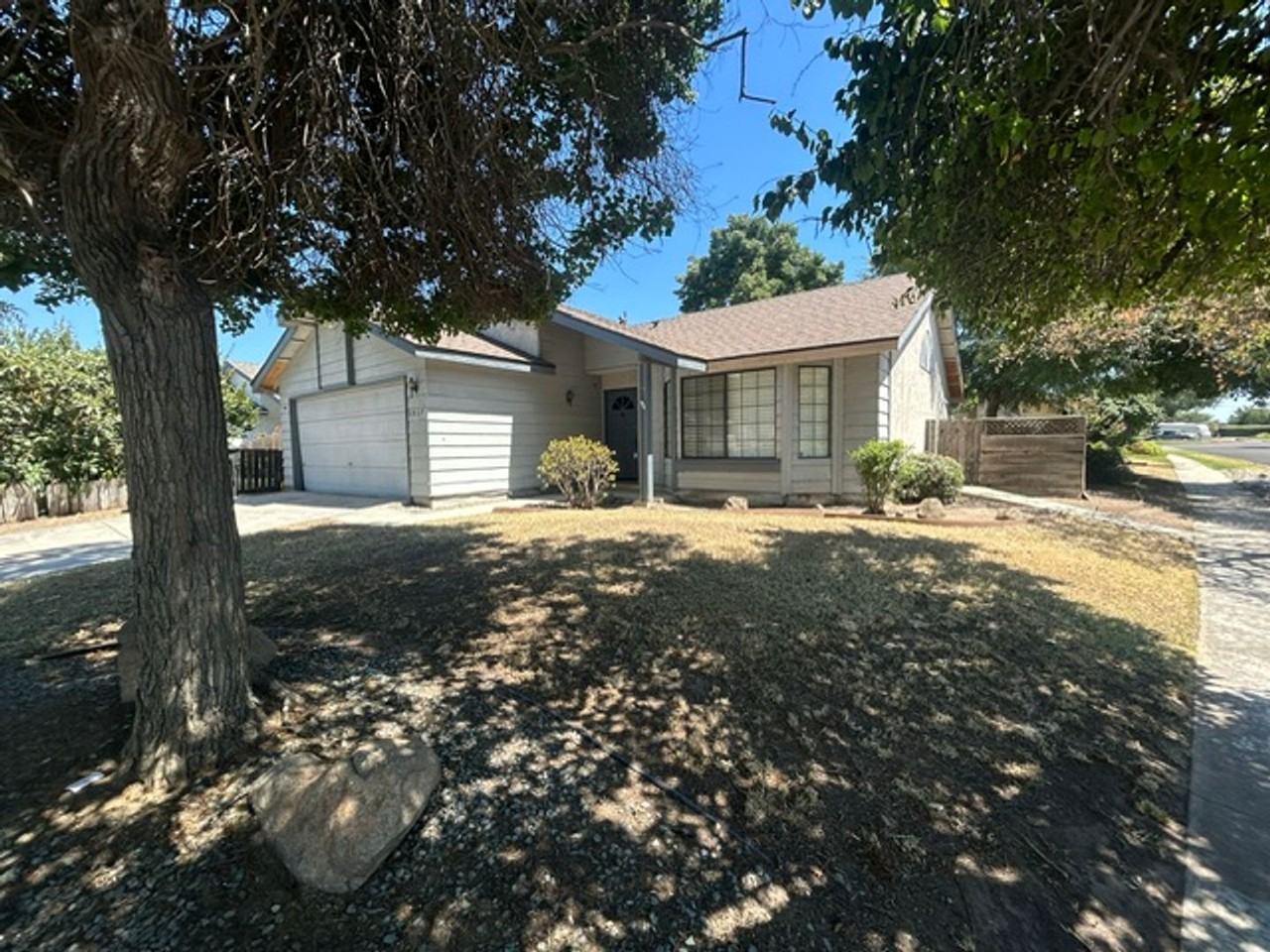 4927 W Hemlock Ave - Photo 2 of 23