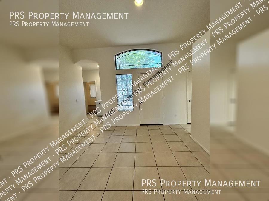 8003 W Clara Ln - Photo 5 of 45