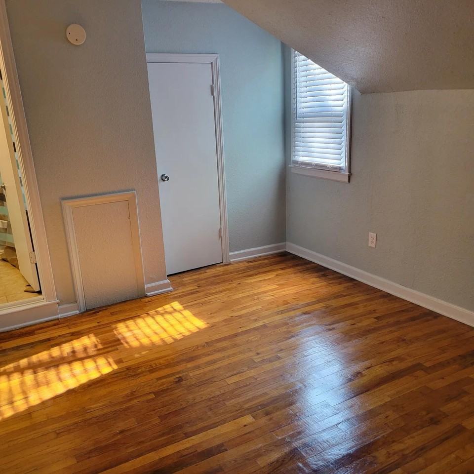 2022 S Hedges Ave #B - Photo 4 of 10