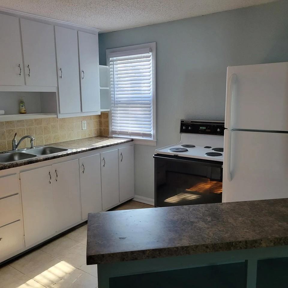 2022 S Hedges Ave #B - Photo 7 of 10