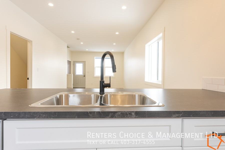 5121D 54 Ave - Photo 7 of 17