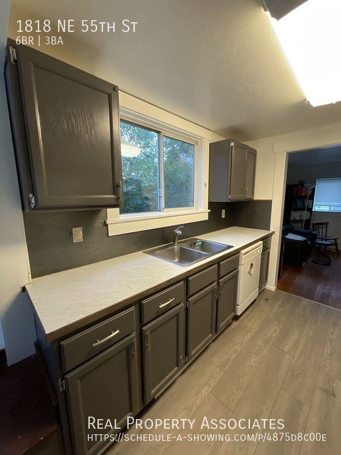 1818 Ne 55th St - Photo 4 of 17