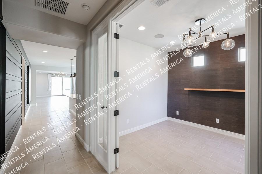 8817 W Luke Ave - Photo 4 of 47