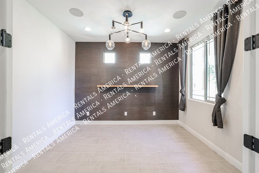 8817 W Luke Ave - Photo 5 of 47