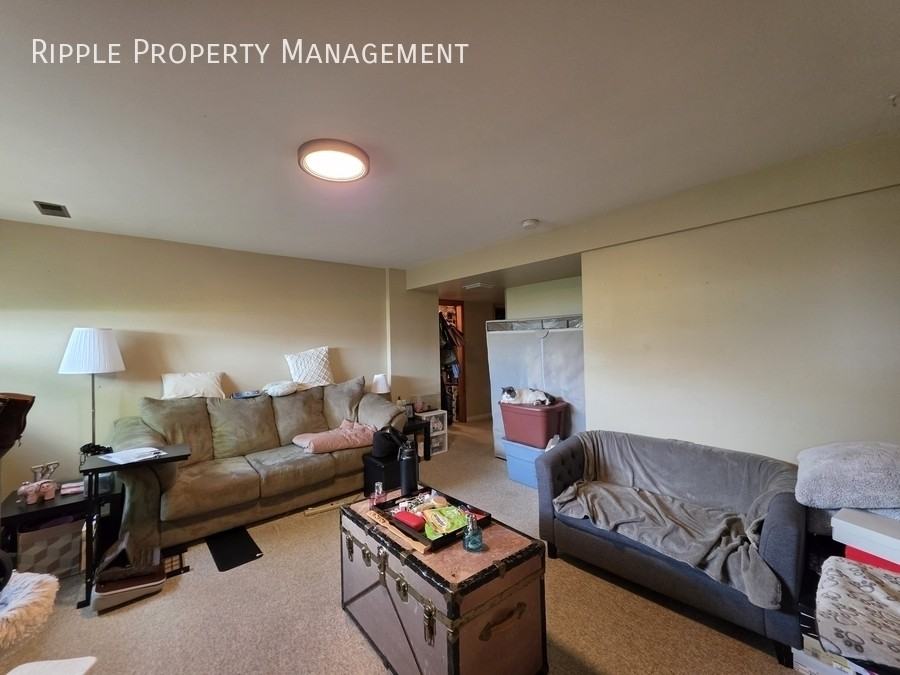 1704 48 Ave Sw - Photo 3 of 22
