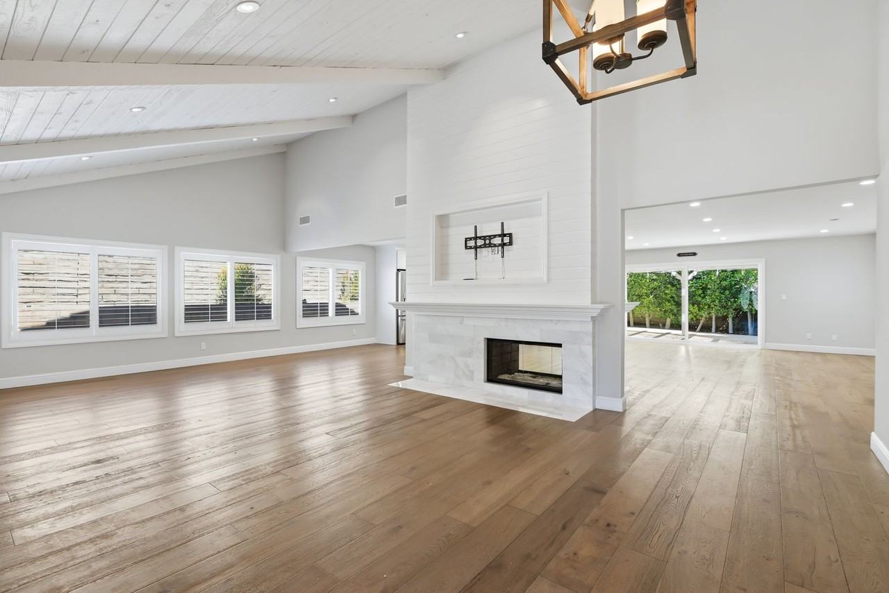 3235 Sierra Dr - Photo 4 of 33