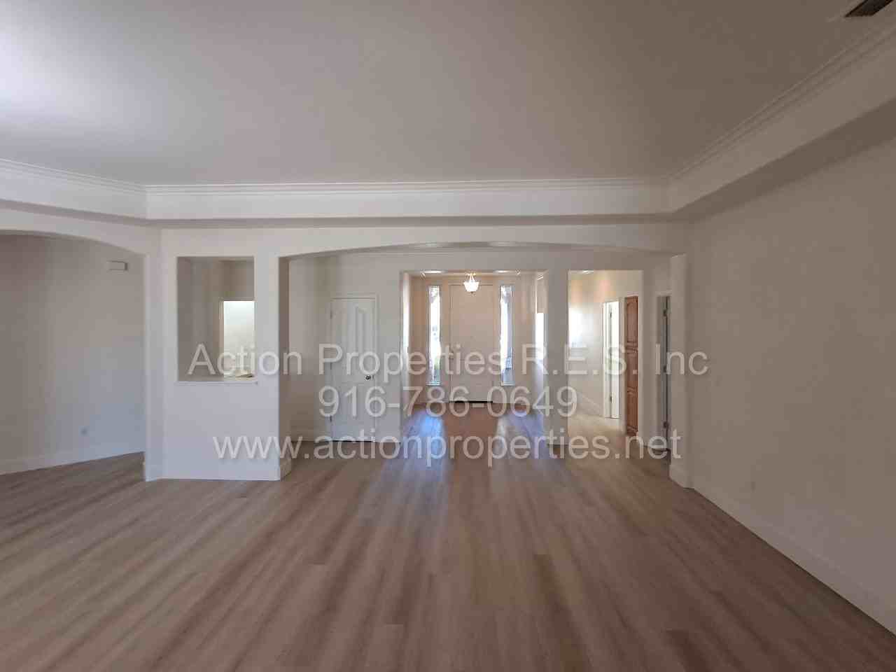 6145 Crater Lake Dr - Photo 4 of 50