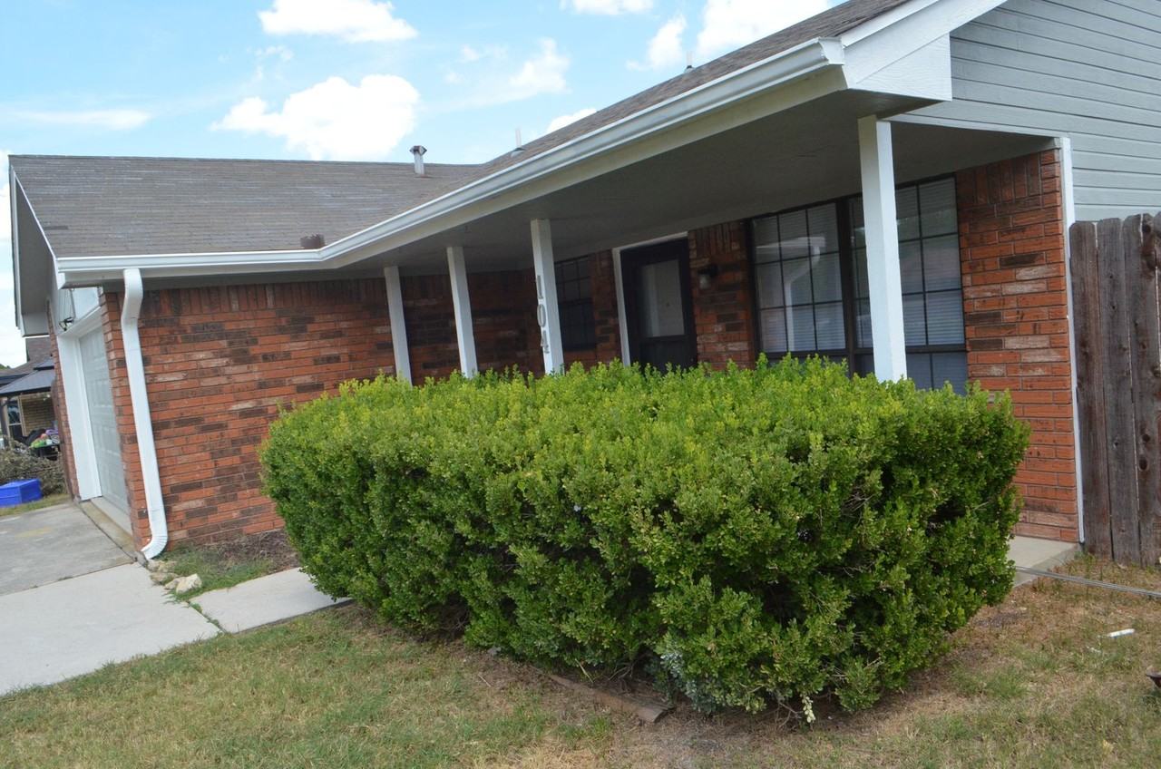 104 Spur Dr - Photo 2 of 20