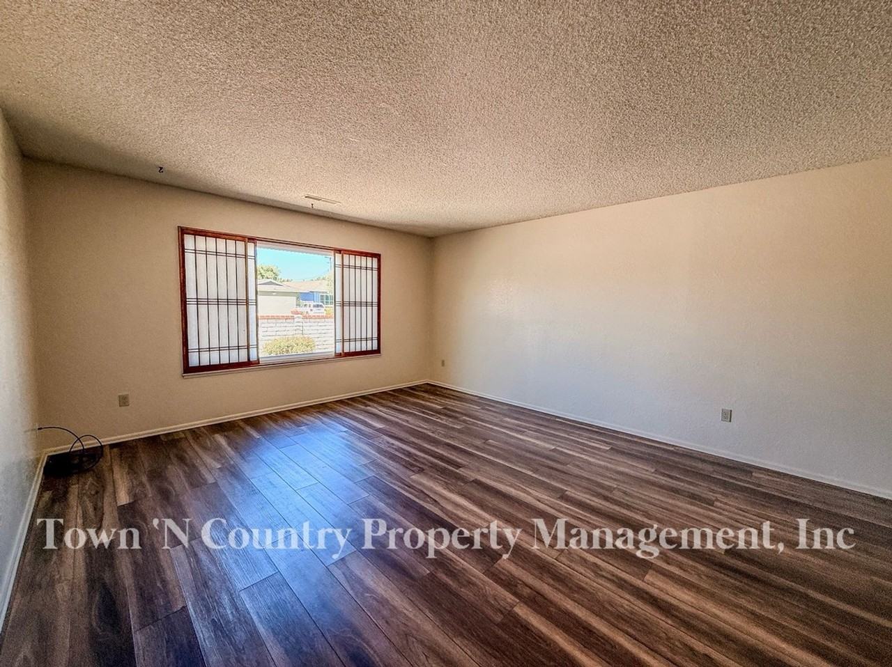732 La Mesa Dr - Photo 3 of 21