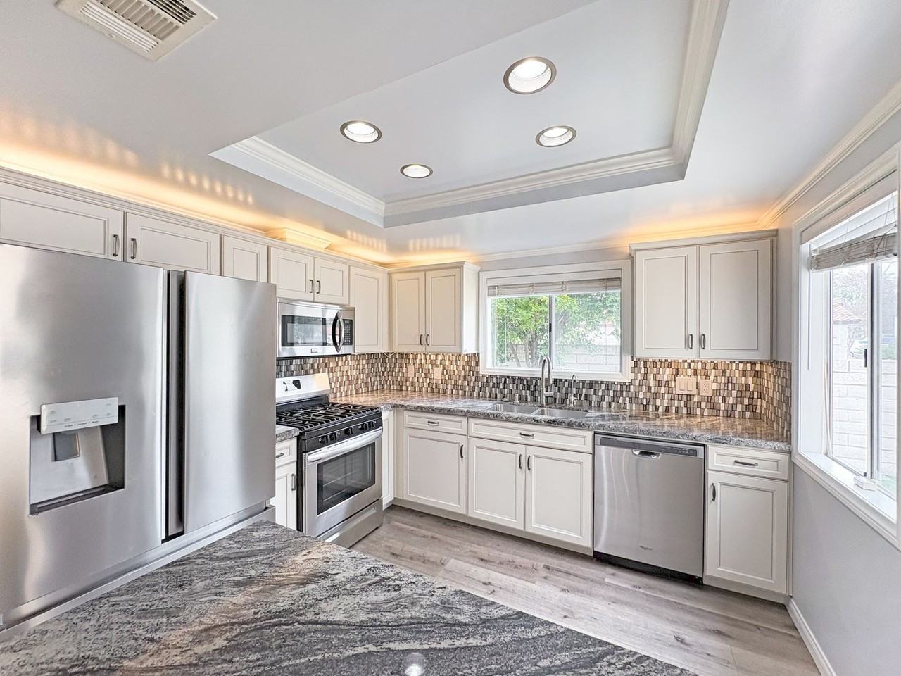 266 Oleander Dr - Photo 4 of 28