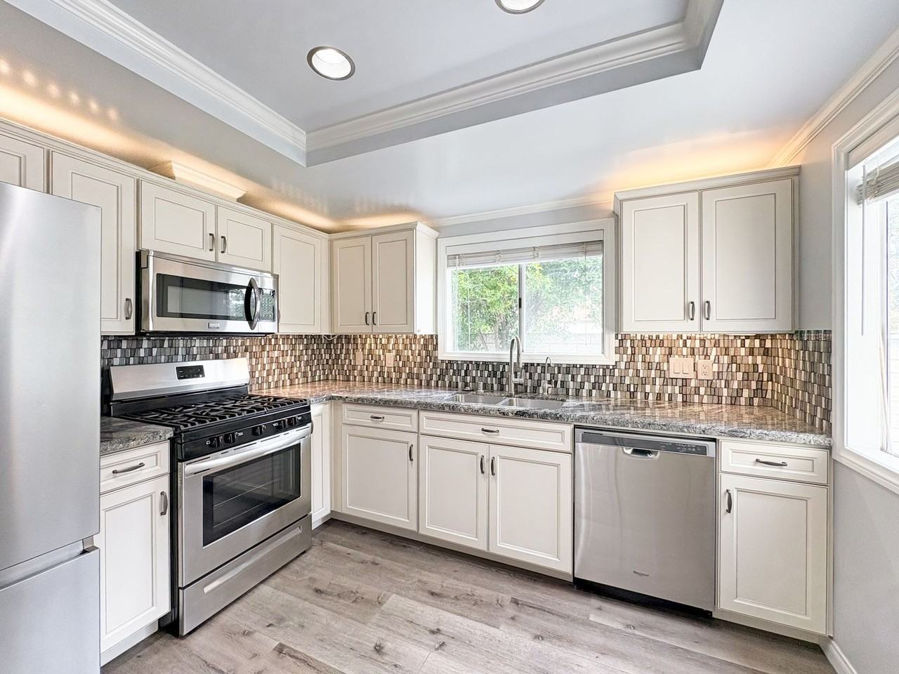 266 Oleander Dr - Photo 6 of 28