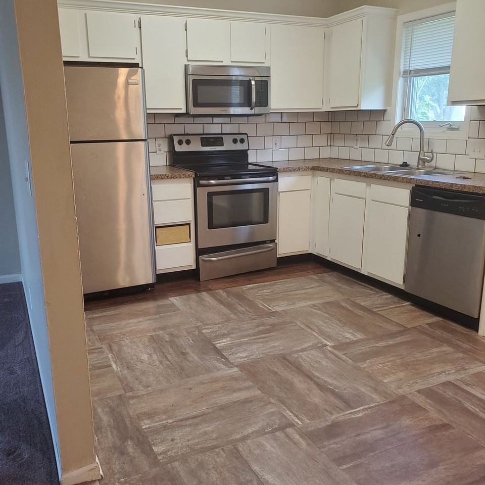 420 W Saunders Ave - Photo 2 of 9