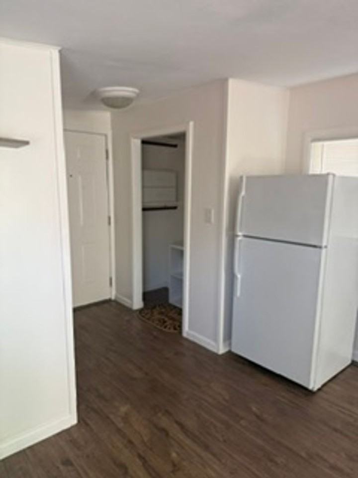 1724 1/2 Delaware Ave - Photo 3 of 10
