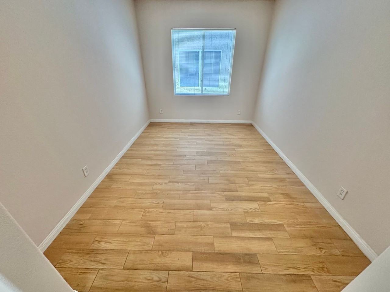 4972 W Moberly Ave - Photo 4 of 32