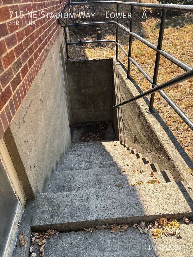 715 Ne Stadium Way Lowr #A - Photo 3 of 13