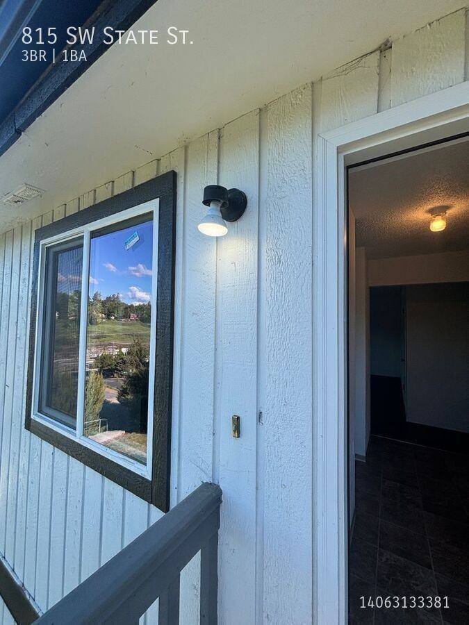 815 Sw State St - Photo 6 of 12