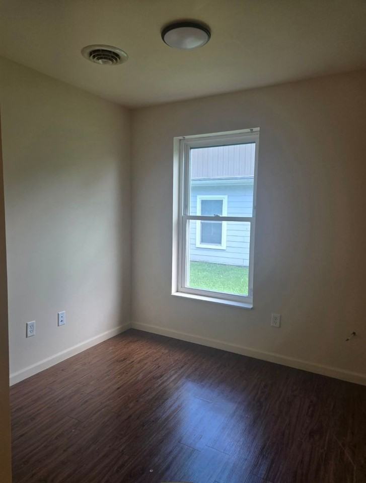 913 Gold St - Photo 5 of 15