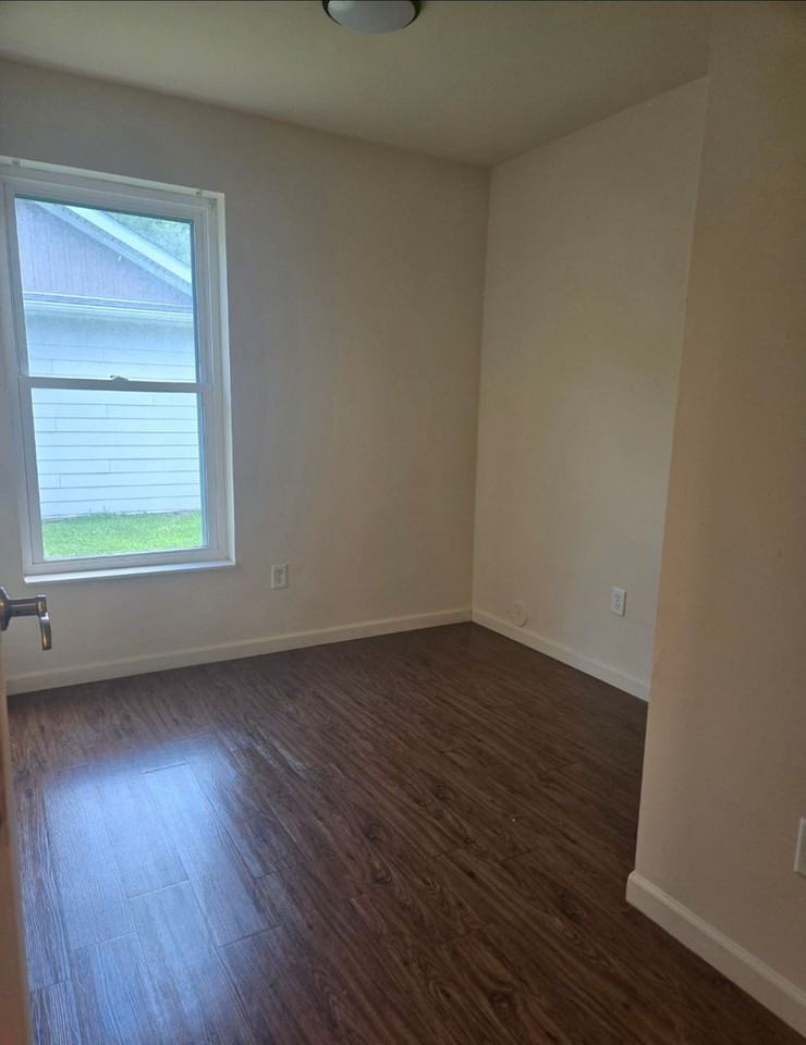 913 Gold St - Photo 6 of 15
