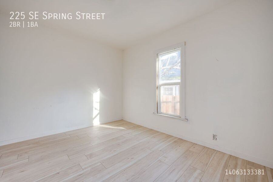 225 Se Spring St - Photo 2 of 13