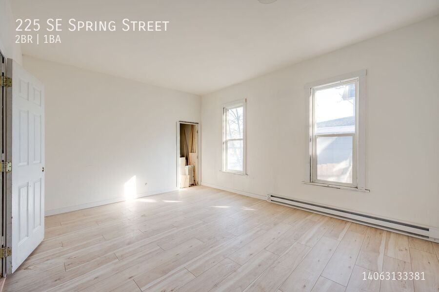 225 Se Spring St - Photo 3 of 13