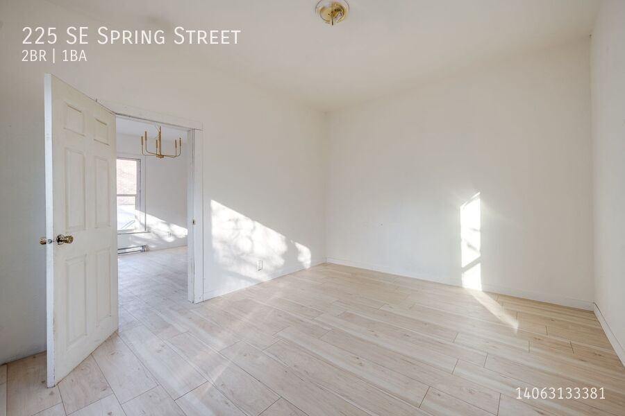 225 Se Spring St - Photo 4 of 13