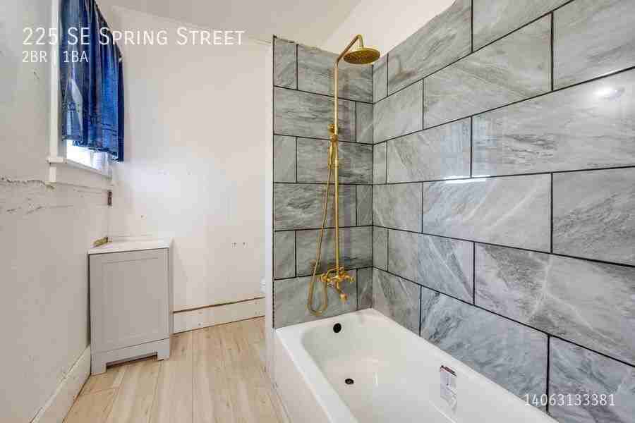 225 Se Spring St - Photo 7 of 20