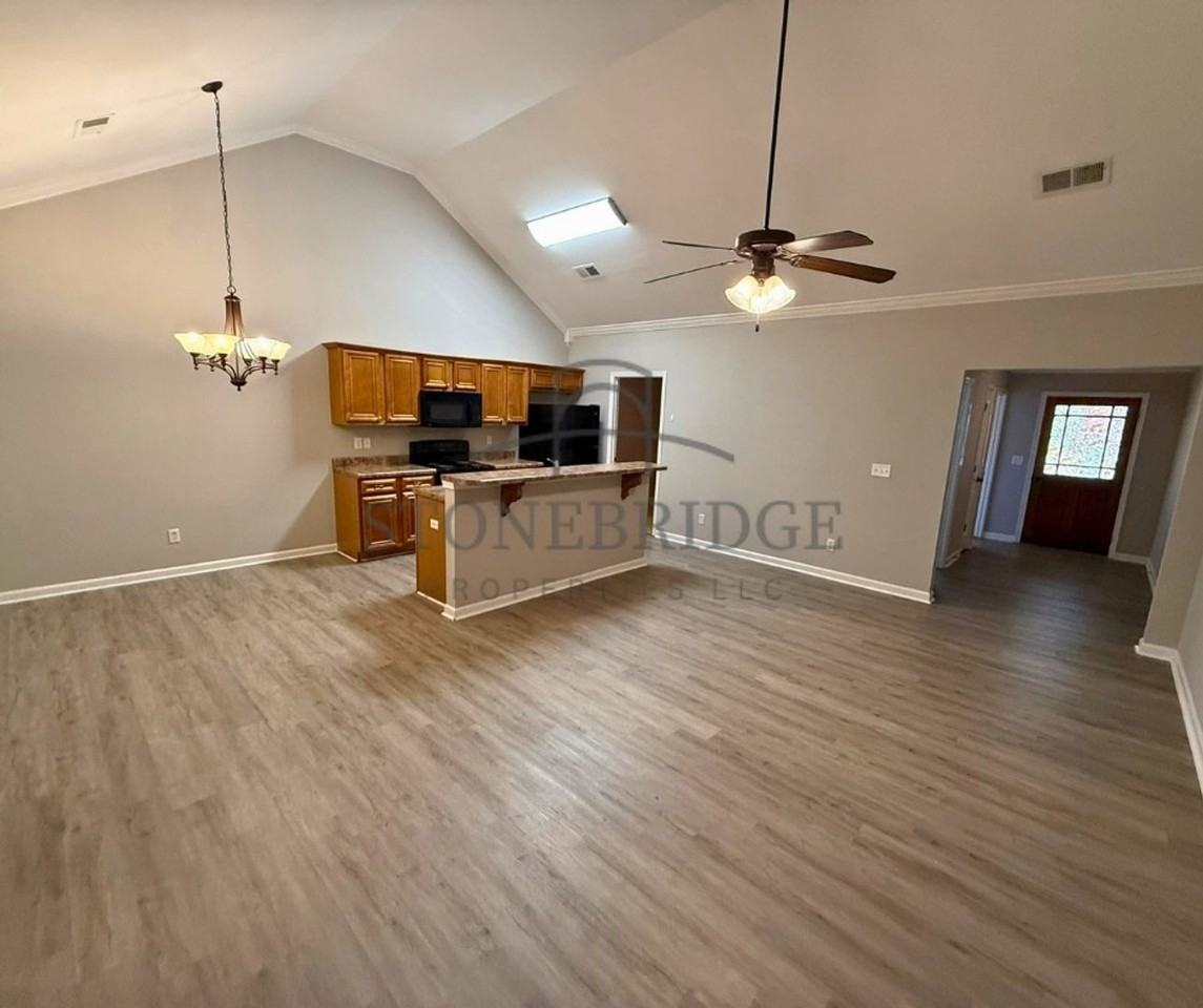 133 Danbury Ln - Photo 2 of 13