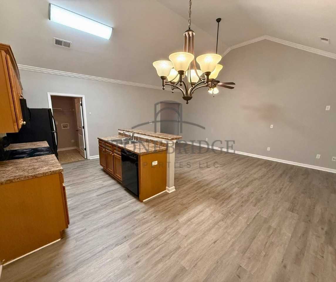 133 Danbury Ln - Photo 3 of 13
