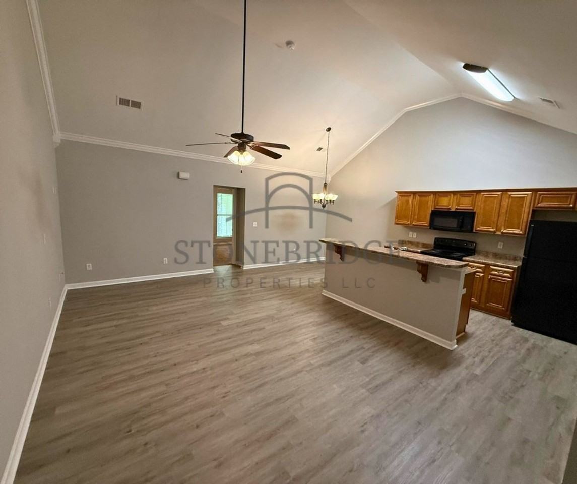 133 Danbury Ln - Photo 4 of 13