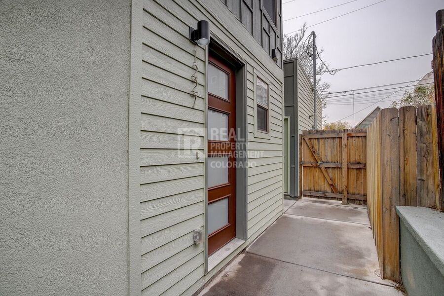 1227 N Perry St - Photo 3 of 34