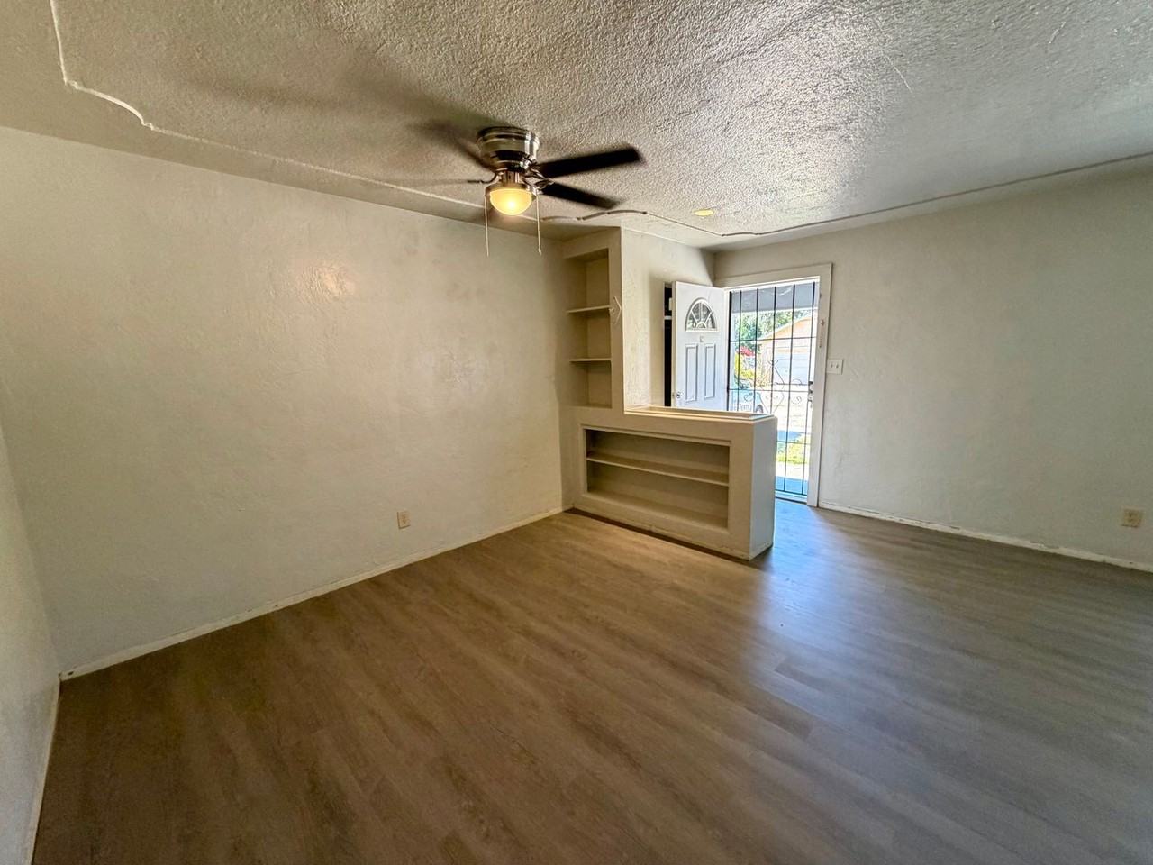 930 De Moll Dr - Photo 3 of 16