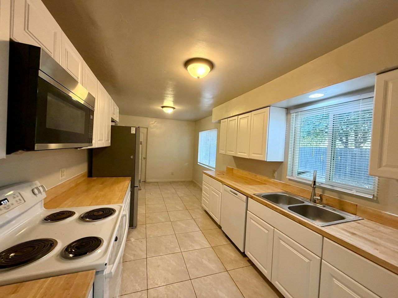 930 De Moll Dr - Photo 4 of 16