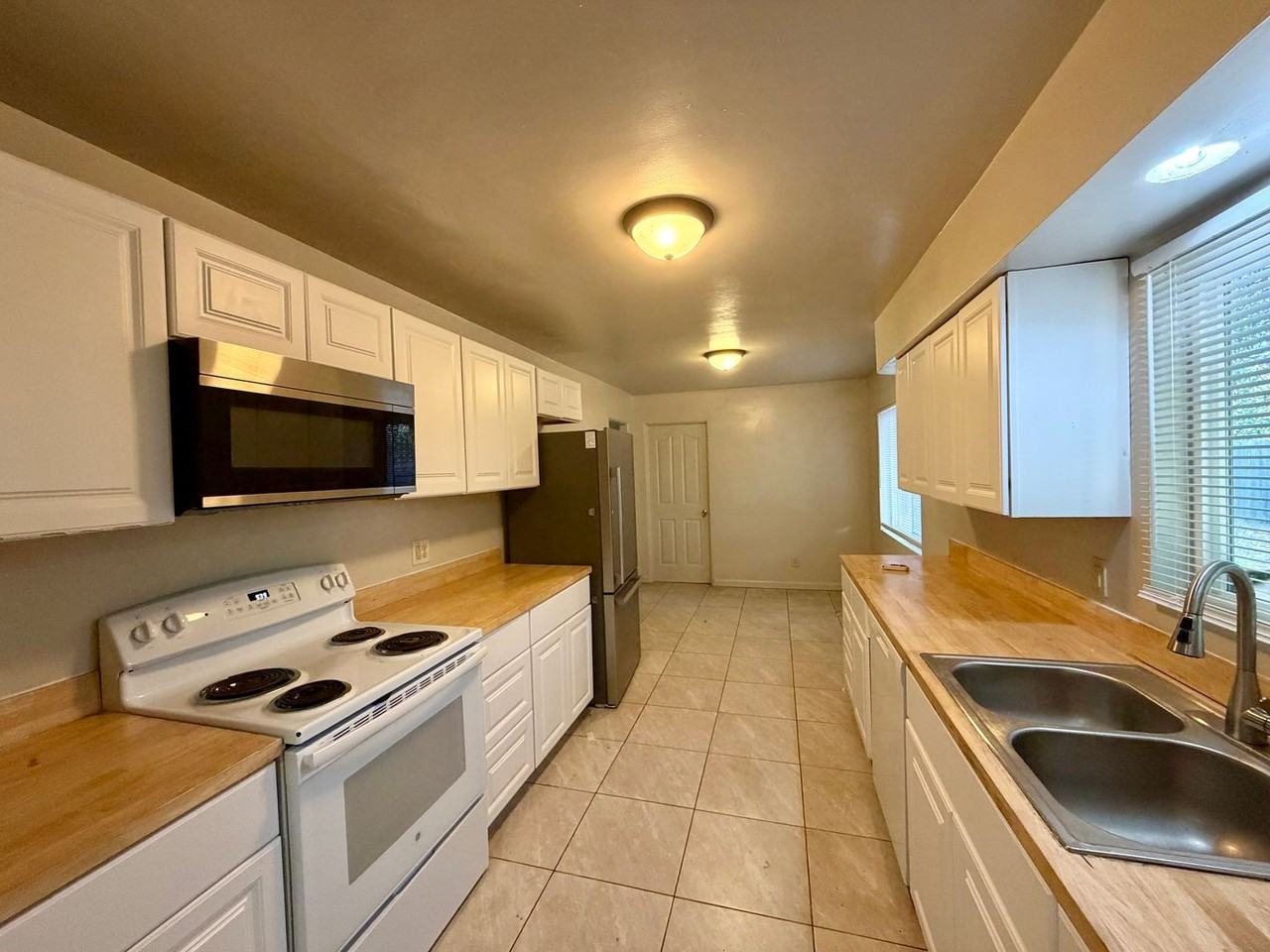 930 De Moll Dr - Photo 6 of 16