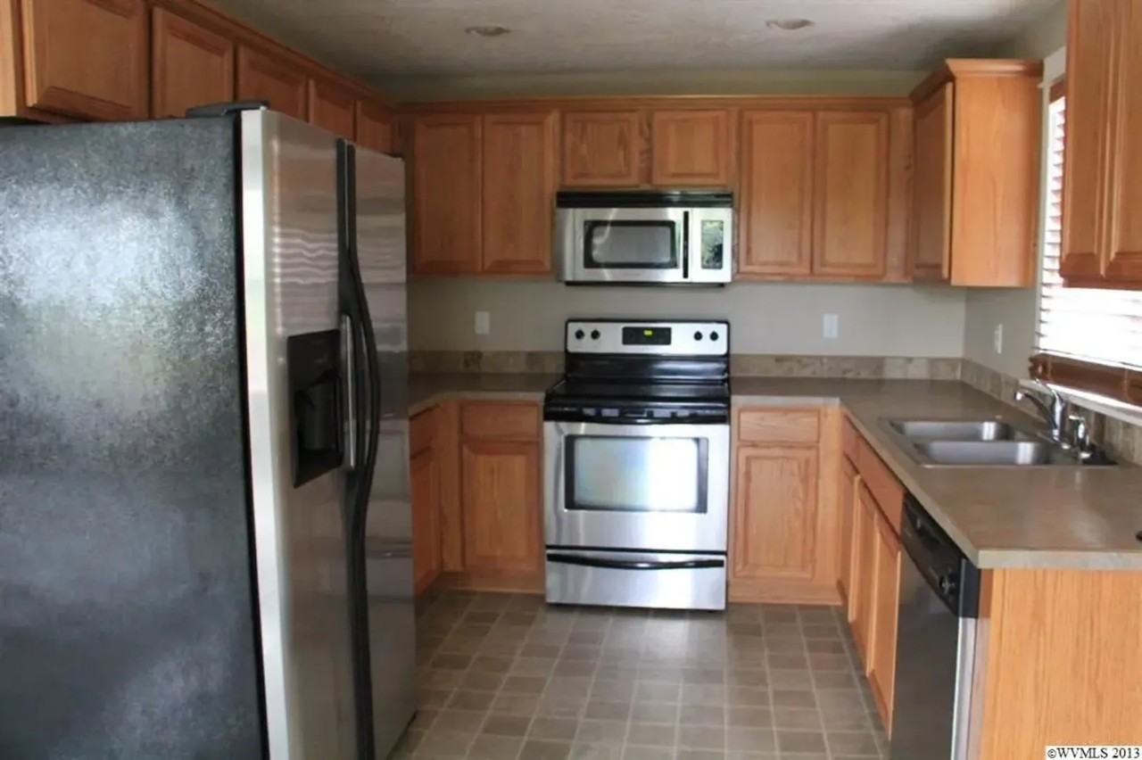 622 Trinity St Ne - Photo 5 of 12