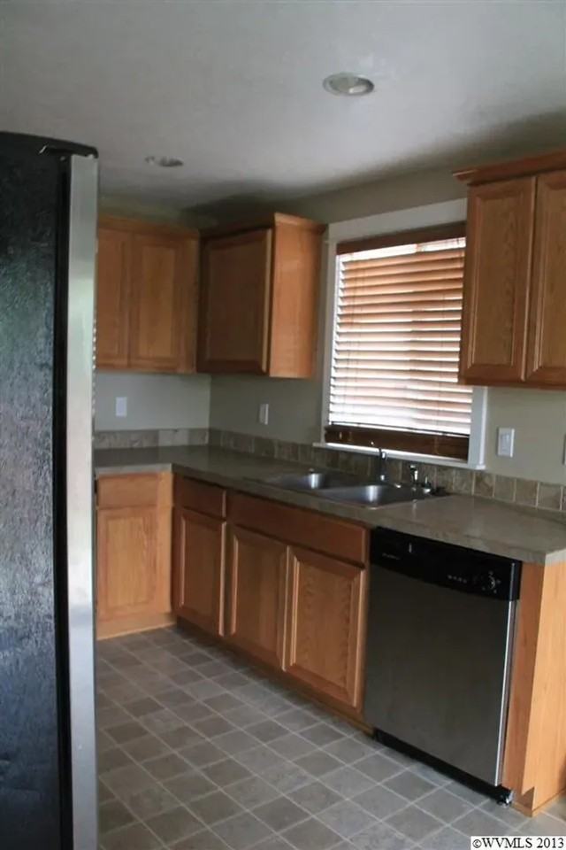 622 Trinity St Ne - Photo 6 of 12