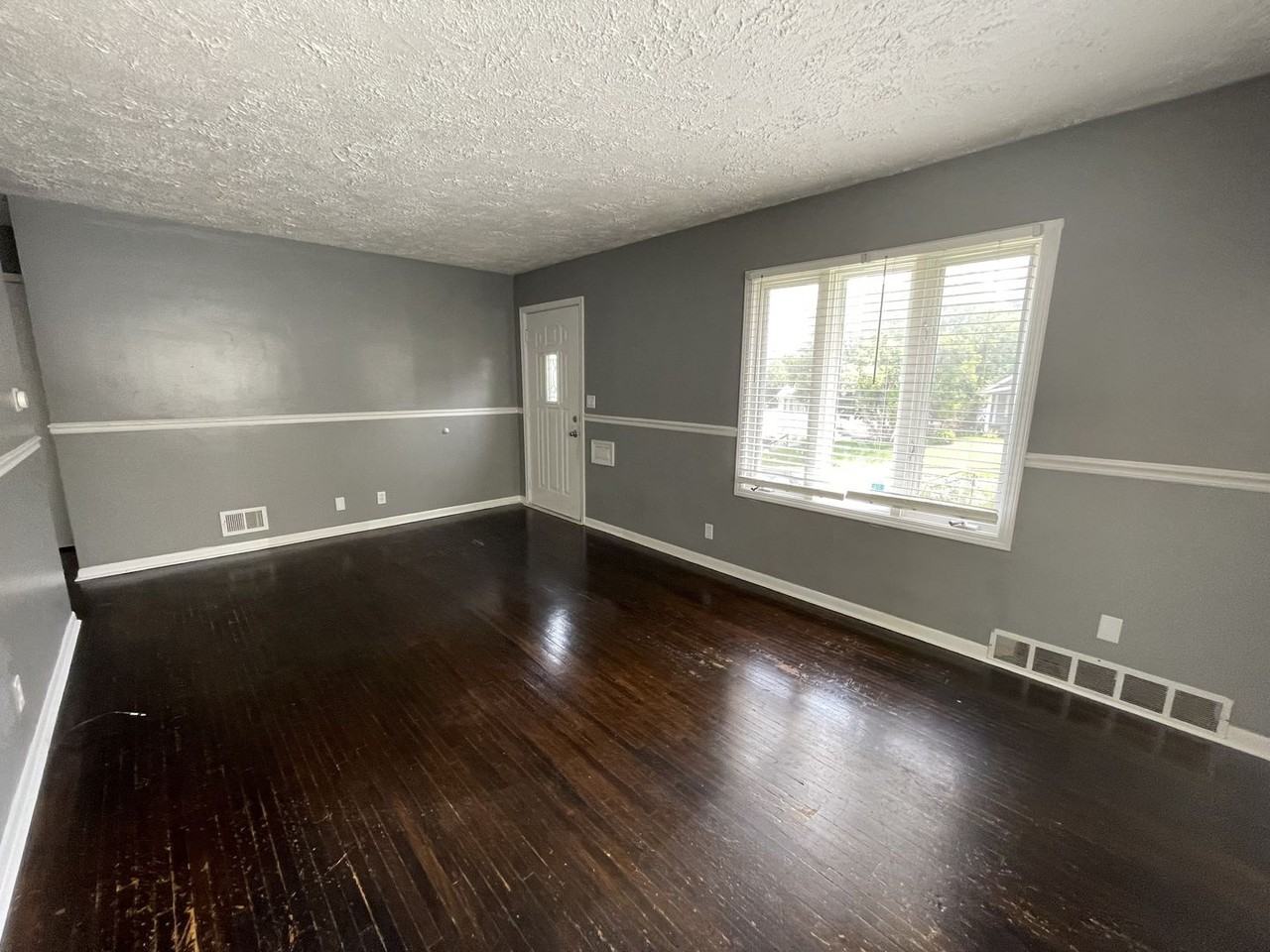 1926 S 49th Ave - Photo 2 of 12