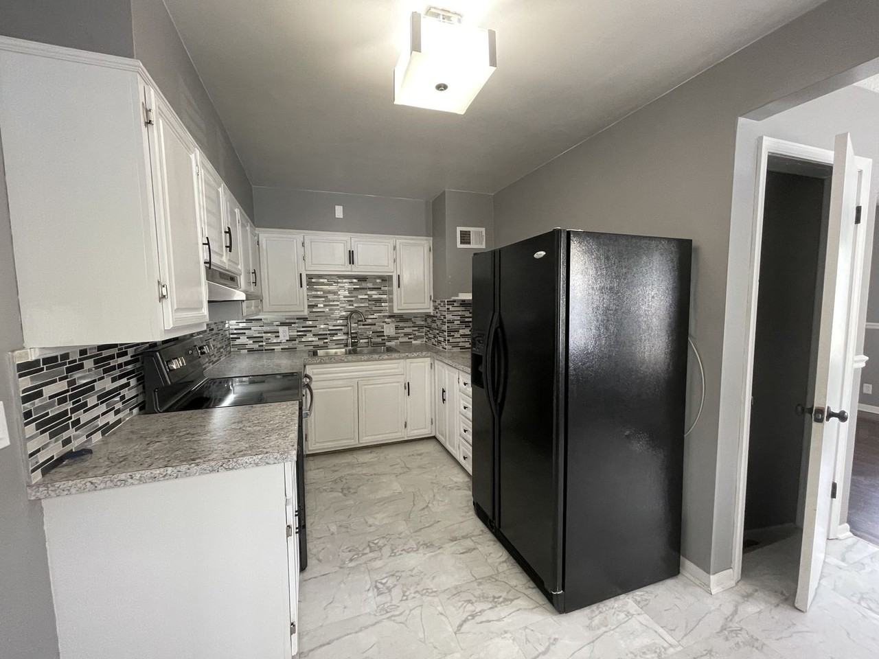 1926 S 49th Ave - Photo 4 of 12