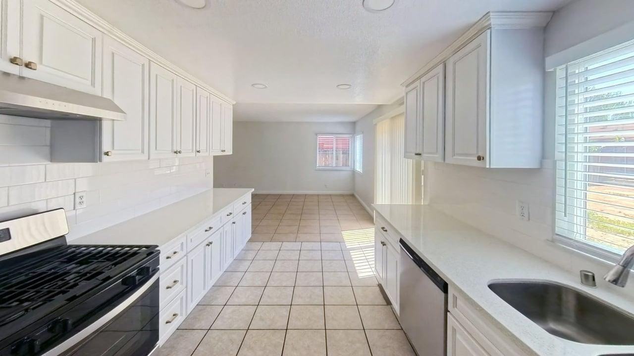 13677 Golden Eagle Ct - Photo 4 of 24