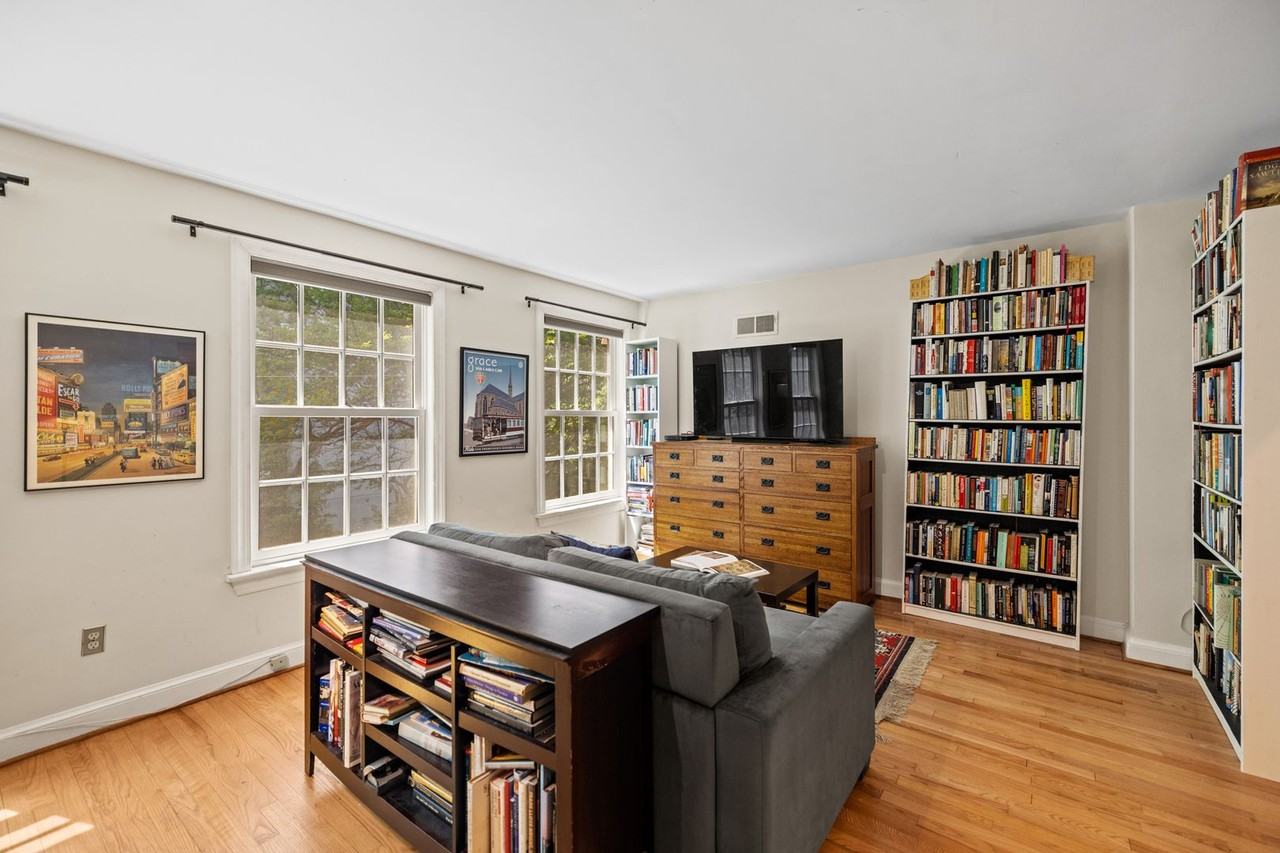 2426 I St Nw - Photo 4 of 23