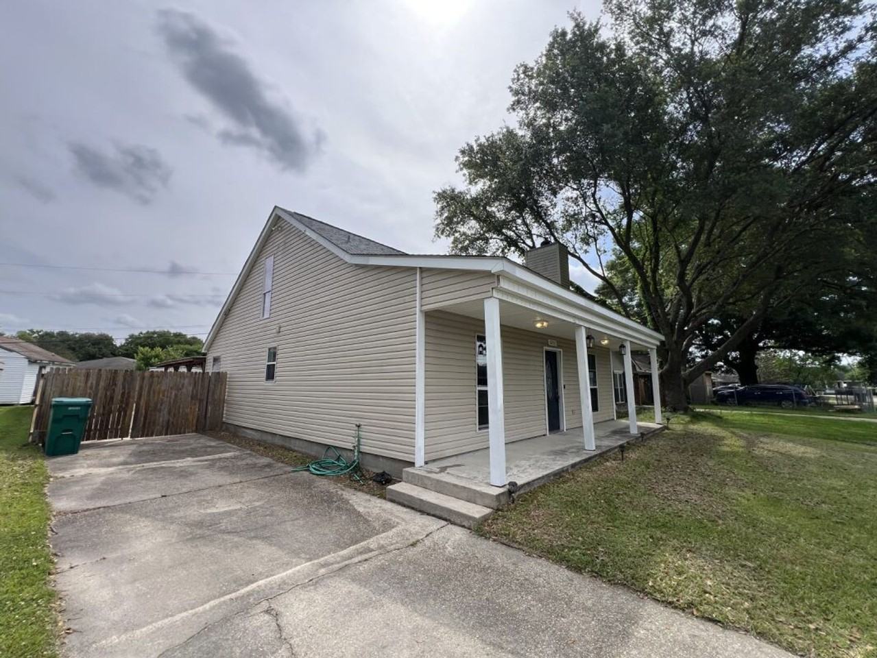 8725 Fairoaks St - Photo 3 of 40